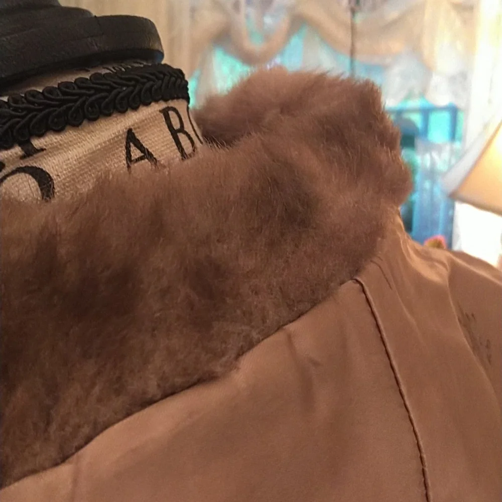 Women's elegant vintage 1950 faux fur shawl wrap by Regina Glenara Glenoit. - Picture 8 of 9